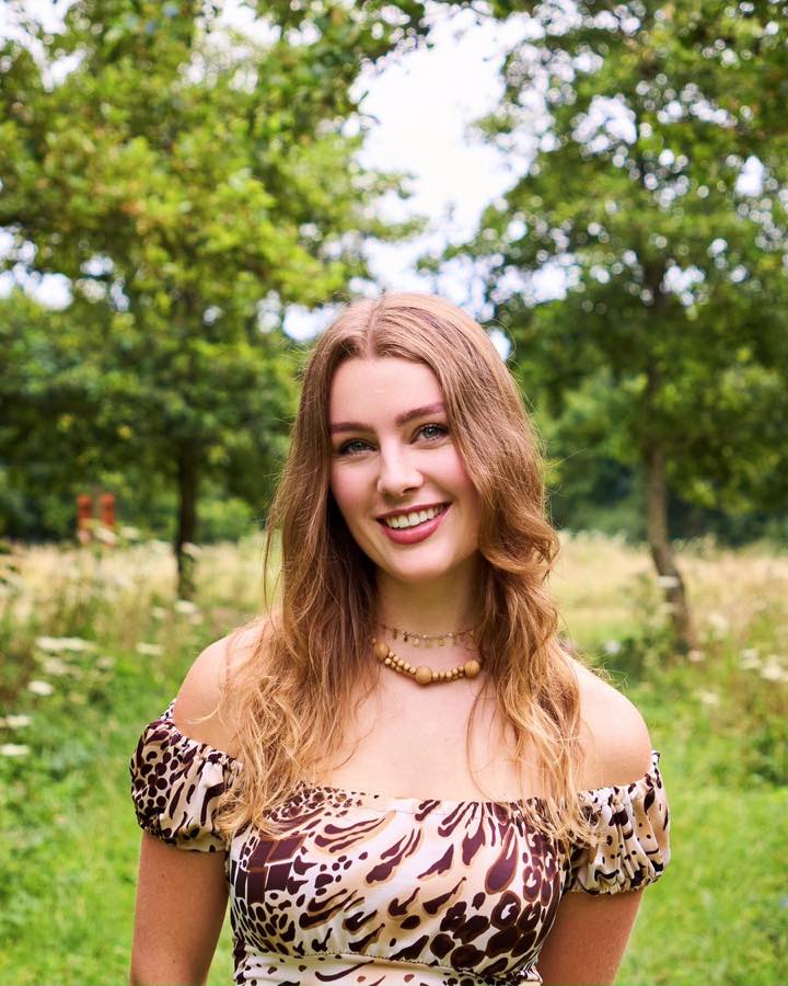 Faye buiten in de natuur